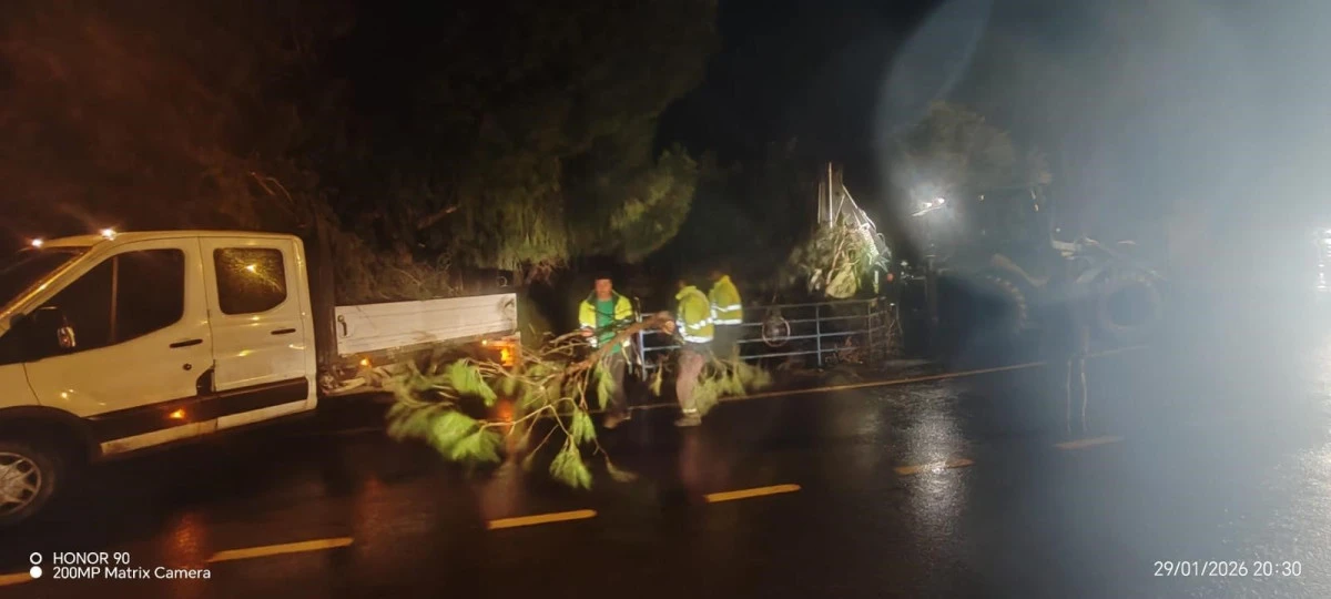 AYDIN&rsquo;DA KUVVETLİ FIRTINA ETKİLİ OLDU