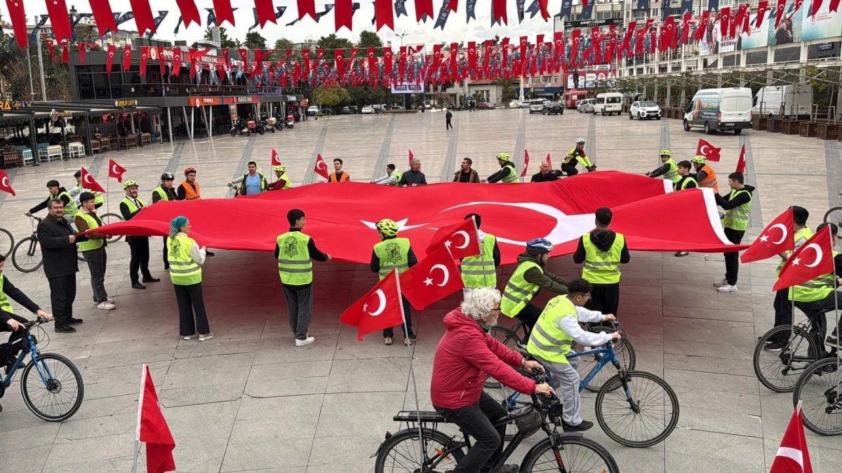 Aydın'da &ouml;ğretmen ve &ouml;ğrenciler T&uuml;rk bayraklı bisiklet turu yaptı