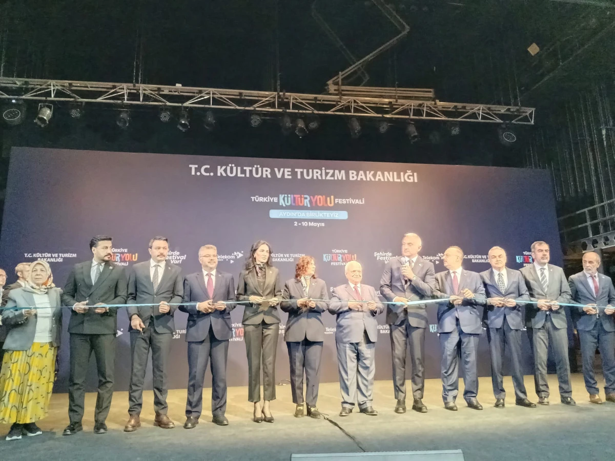 K&uuml;lt&uuml;r ve turizm bakanı Ersoy Aydın'da 