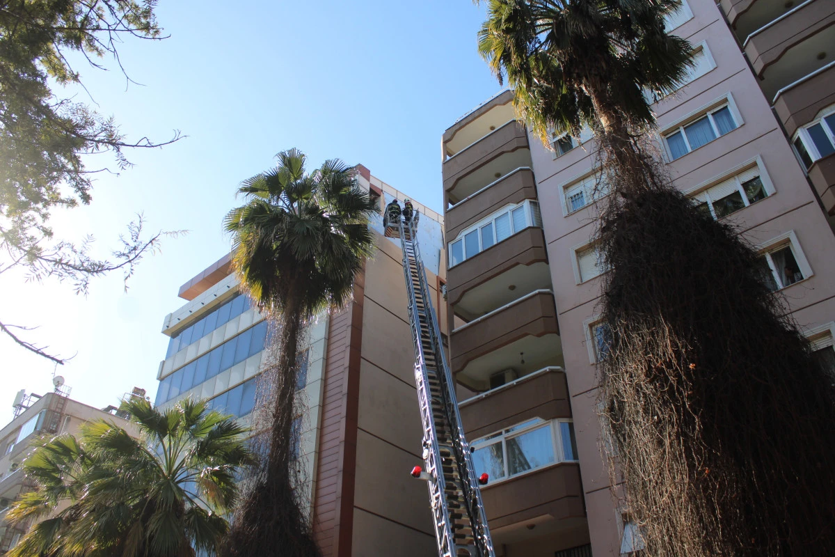 R&uuml;zgar binanın cephesini s&ouml;kt&uuml;